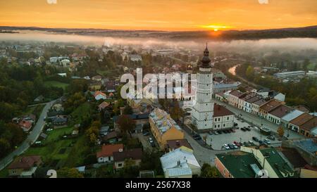 Vue aérienne par drone du paysage urbain médiéval de Biecz au lever du soleil brumeux, Pologne Banque D'Images