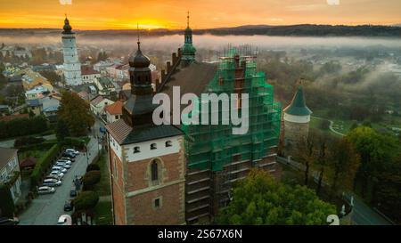 Vue aérienne par drone du paysage urbain médiéval de Biecz au lever du soleil brumeux, Pologne Banque D'Images