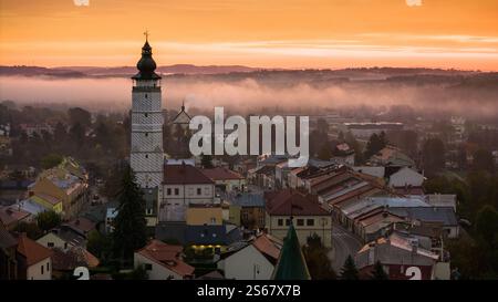 Vue aérienne par drone du paysage urbain médiéval de Biecz au lever du soleil brumeux, Pologne Banque D'Images