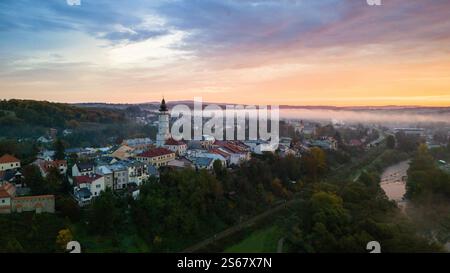 Vue aérienne par drone du paysage urbain médiéval de Biecz au lever du soleil brumeux, Pologne Banque D'Images