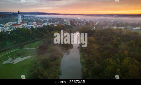Vue aérienne par drone du paysage urbain médiéval de Biecz au lever du soleil brumeux, Pologne Banque D'Images