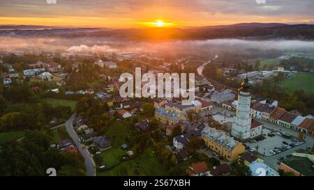 Vue aérienne par drone du paysage urbain médiéval de Biecz au lever du soleil brumeux, Pologne Banque D'Images