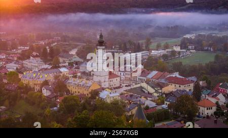 Vue aérienne par drone du paysage urbain médiéval de Biecz au lever du soleil brumeux, Pologne Banque D'Images