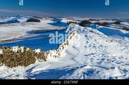 En hiver, admirez le mur d'Hadrien près de la tourelle 37 dans le parc national de Northumberland en regardant vers l'est vers Cuddy's Crags et Housesteads Fort Banque D'Images