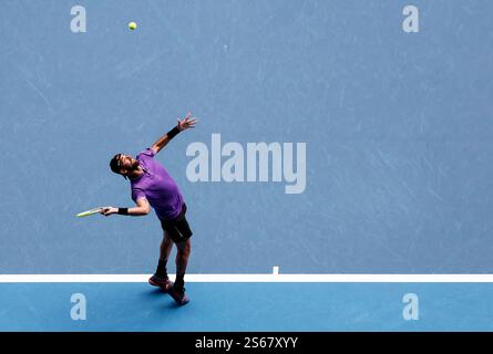 Melbourne, Australie. 16 janvier 2025. Matteo Berrettini, d'Italie, sert à Holger Rune, du Danemark, lors du match de 2e tour en simple masculin à l'Open d'Australie à Melbourne, Australie, le 16 janvier 2025. Crédit : ma Ping/Xinhua/Alamy Live News Banque D'Images