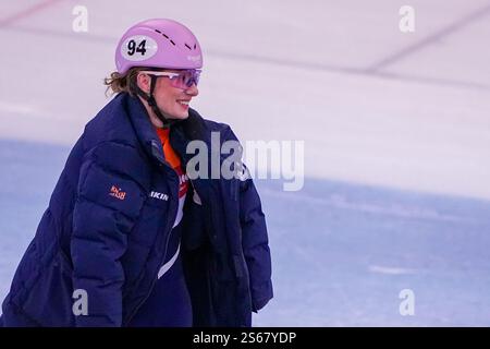 Dresde, Allemagne. 16 janvier 2025. DRESDE, ALLEMAGNE - 16 JANVIER : Zoe Deltrap des pays-Bas lors d'un entraînement avant les Championnats d'Europe de patinage de vitesse sur courte piste 2025 de l'ISU à la JOYNEXT Arena le 16 janvier 2025 à Dresde, Allemagne (photo par Andre Weening/Orange Pictures) crédit : Orange pics BV/Alamy Live News Banque D'Images