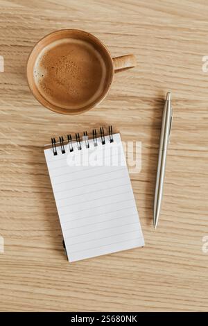 Tasse d'espresso et cahier avec stylo Banque D'Images