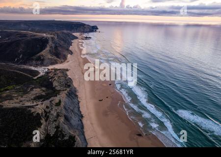 Vue aérienne par drone de la plage de Cordoama en Algarve, Portugal Banque D'Images