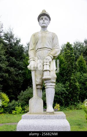 Mémorial des mineurs du MCG, commémorant les mineurs perdus lors de l'explosion minière de Marine Colliery en 1927, dans la vallée d'Ebbw et qui sont allés en guerre pour ne jamais revenir. Banque D'Images