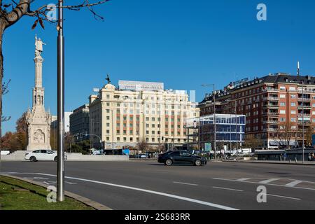 Madrid. Espagne - 16 janvier 2025 : Monument Christophe Colomb sur la Plaza de Col n à Madrid. La scène comprend l'hôtel Gran Meli F nix dans le b Banque D'Images