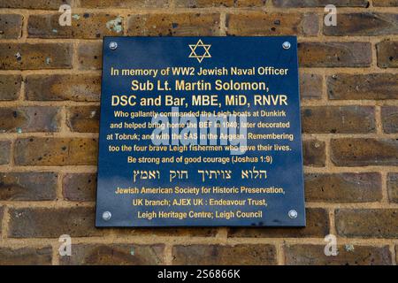 Essex, Royaume-Uni - 15 août 2024 : une plaque dans la zone Old Leigh de Leigh-on-Sea dans l'Essex, Royaume-Uni, à la mémoire du sous-lieutenant Martin Solomon qui commandait le Leigh Banque D'Images