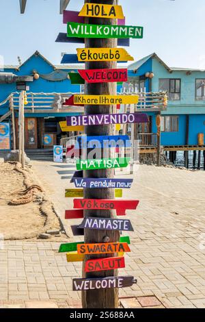 Signes colorés avec le mot Bienvenue écrit dans différentes langues à Wavis Bay, Namibie, Afrique Banque D'Images