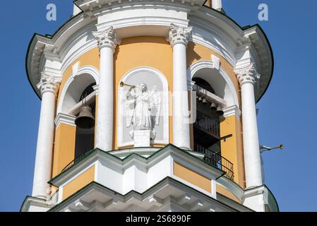 RYAZAN, RUSSIE - 30 AVRIL 2024 : sculpture d'un ange soufflant une trompette sur le clocher du Kremlin de Ryazan Banque D'Images