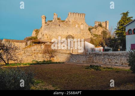 Une vue sur les ruines du château de Querol, à Querol, Catalogne, Espagne, construit au sommet d'une colline, au sommet du village, un jour d'hiver Banque D'Images