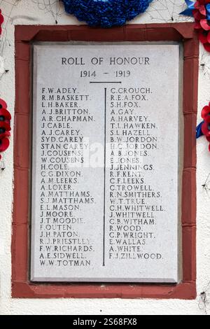 Essex, Royaume-Uni - 27 juillet 2024 : la plaque du Roll of Honour sur le bâtiment de la Royal British Legion à Rayleigh, Essex, commémorant les soldats de la remorque Banque D'Images