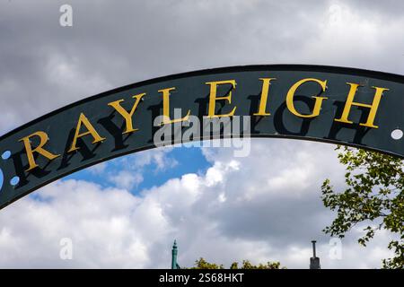 Essex, Royaume-Uni - 27 juillet 2024 : gros plan d'un panneau dans la ville historique de Rayleigh dans l'Essex, Royaume-Uni. Banque D'Images