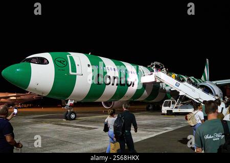 Fort-de-France, Martinique, Caraïbes - 12 janvier 2025 : les passagers montent à bord d'un Airbus A330neo Condor de nuit à l'aéroport de Fort-de-France, Martinique, dans les Caraïbes *** Passagiere steigen BEI Nacht in einen Condor Airbus A330neo am Flughafen von Fort-de-France, Martinique, in der Karibik ein Banque D'Images