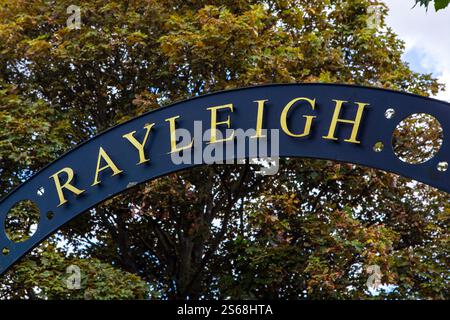 Essex, Royaume-Uni - 27 juillet 2024 : gros plan d'un panneau dans la ville historique de Rayleigh dans l'Essex, Royaume-Uni. Banque D'Images