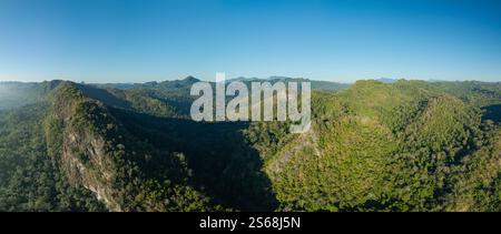 Vue panoramique aérienne au-dessus du sommet de la cascade de Thi Lor su. belle chaîne de montagnes au lever du soleil. THI Lo su Waterfall se dresse comme un joyau caché withi Banque D'Images