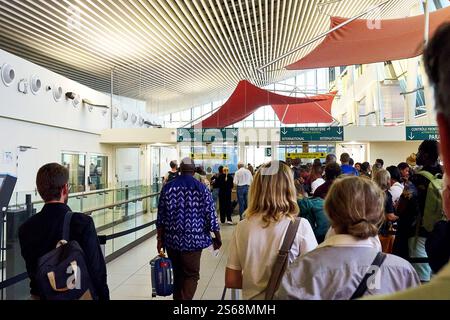Fort-de-France, Martinique, Caraïbes - 11 janvier 2025 : les passagers font la queue pour la sécurité et le contrôle des passeports à l'aéroport de Fort-de-France, Martinique *** Passagiere stehen in einer Warteschlange zur Sicherheits- und Passkontrolle im Flughafen von Fort-de-France, Martinique Banque D'Images