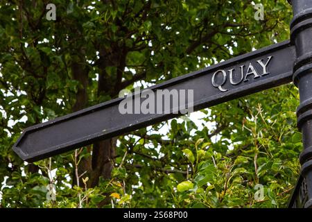 Gros plan d'un panneau indiquant aux visiteurs la direction du quai dans la ville de Burnham-on-Crouch dans l'Essex, au Royaume-Uni. Banque D'Images