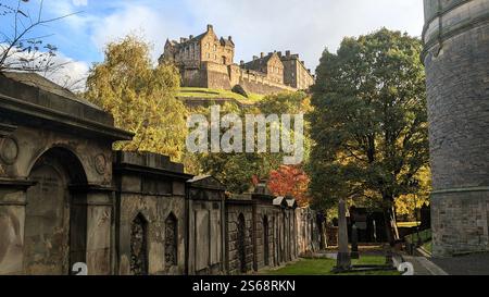 Château d'Édimbourg du cimetière en Écosse Banque D'Images