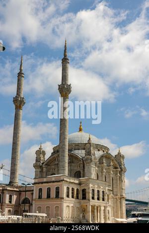 Mosquée Ortakoy aka Buyuk Mecidiye vue mosquée avec ciel nuageux. Istanbul Turquie - 4.27.2024 Banque D'Images