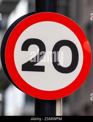 Gros plan d'un panneau routier de 20 km/h. Banque D'Images