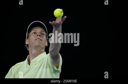 Melbourne, Australie. 16 janvier 2025. Jannik Sinner sert lors du match de deuxième tour en simple masculin entre Tristan Schoolkate d'Australie et Jannik Sinner d'Italie à l'Open d'Australie à Melbourne, Australie, le 16 janvier 2025. Credit : lui Siu Wai/Xinhua/Alamy Live News Banque D'Images