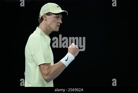 Melbourne, Australie. 16 janvier 2025. Jannik Sinner célèbre lors du match de deuxième tour en simple masculin entre Tristan Schoolkate d'Australie et Jannik Sinner d'Italie lors de l'Open d'Australie à Melbourne, Australie, le 16 janvier 2025. Credit : lui Siu Wai/Xinhua/Alamy Live News Banque D'Images
