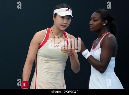 Melbourne, Australie. 16 janvier 2025. Tang Qianhui (G) s'entretient avec Alycia Parks lors du match de premier tour en double féminin entre Tang Qianhui (Chine)/Alycia Parks (États-Unis) et Xu Yifan/Yang Zhaoxuan de Chine lors de l'Open d'Australie de tennis à Melbourne, Australie, le 16 janvier 2025. Credit : lui Siu Wai/Xinhua/Alamy Live News Banque D'Images