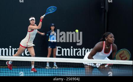Melbourne, Australie. 16 janvier 2025. Tang Qianhui (G)/Alycia Parks concourent lors du match de premier tour en double féminin entre Tang Qianhui (Chine)/Alycia Parks (États-Unis) et Xu Yifan/Yang Zhaoxuan (Chine) au tournoi de tennis de l'Open d'Australie à Melbourne, Australie, le 16 janvier 2025. Credit : lui Siu Wai/Xinhua/Alamy Live News Banque D'Images