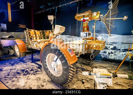 WASHINGTON DC — Une unité de test de qualification de véhicule mobile lunaire est exposée à l'exposition destination Moon du Smithsonian National Air and Space Museum. Cette version d'essai du « Moon Buggy » a subi des tests de température et de vibration pour simuler les conditions de mission lunaire. Des véhicules similaires ont été utilisés sur les missions Apollo 15, 16 et 17. Banque D'Images