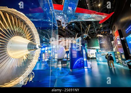 WASHINGTON DC — L’exposition One World Connected au Smithsonian National Air and Space Museum explore comment l’aviation et la technologie spatiale ont transformé les communications mondiales et la perspective humaine. La galerie présente des satellites et d'autres technologies qui ont permis une interconnexion mondiale. Banque D'Images