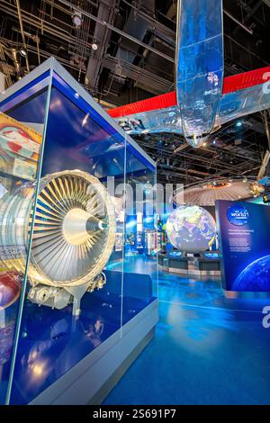 WASHINGTON DC — L’exposition One World Connected au Smithsonian National Air and Space Museum explore comment l’aviation et la technologie spatiale ont transformé les communications mondiales et la perspective humaine. La galerie présente des satellites et d'autres technologies qui ont permis une interconnexion mondiale. Banque D'Images