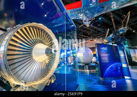 WASHINGTON DC — L’exposition One World Connected au Smithsonian National Air and Space Museum explore comment l’aviation et la technologie spatiale ont transformé les communications mondiales et la perspective humaine. La galerie présente des satellites et d'autres technologies qui ont permis une interconnexion mondiale. Banque D'Images