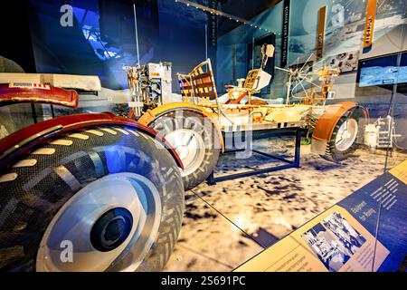 WASHINGTON DC — Une unité de test de qualification de véhicule mobile lunaire est exposée à l'exposition destination Moon du Smithsonian National Air and Space Museum. Cette version d'essai du « Moon Buggy » a subi des tests de température et de vibration pour simuler les conditions de mission lunaire. Des véhicules similaires ont été utilisés sur les missions Apollo 15, 16 et 17. Banque D'Images