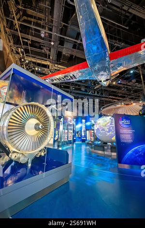 WASHINGTON DC — L’exposition One World Connected au Smithsonian National Air and Space Museum explore comment l’aviation et la technologie spatiale ont transformé les communications mondiales et la perspective humaine. La galerie présente des satellites et d'autres technologies qui ont permis une interconnexion mondiale. Banque D'Images