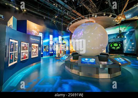 WASHINGTON DC — L’exposition One World Connected au Smithsonian National Air and Space Museum explore comment l’aviation et la technologie spatiale ont transformé les communications mondiales et la perspective humaine. La galerie présente des satellites et d'autres technologies qui ont permis une interconnexion mondiale. Banque D'Images