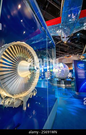 WASHINGTON DC — L’exposition One World Connected au Smithsonian National Air and Space Museum explore comment l’aviation et la technologie spatiale ont transformé les communications mondiales et la perspective humaine. La galerie présente des satellites et d'autres technologies qui ont permis une interconnexion mondiale. Banque D'Images