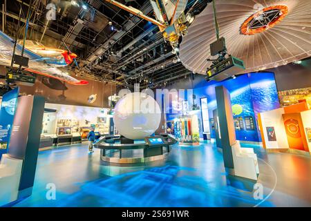 WASHINGTON DC — L’exposition One World Connected au Smithsonian National Air and Space Museum explore comment l’aviation et la technologie spatiale ont transformé les communications mondiales et la perspective humaine. La galerie présente des satellites et d'autres technologies qui ont permis une interconnexion mondiale. Banque D'Images