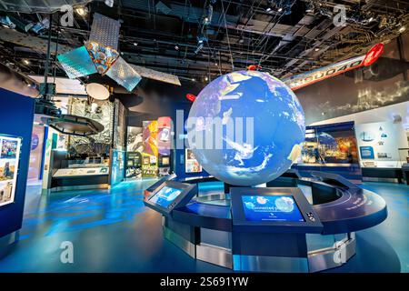 WASHINGTON DC — L’exposition One World Connected au Smithsonian National Air and Space Museum explore comment l’aviation et la technologie spatiale ont transformé les communications mondiales et la perspective humaine. La galerie présente des satellites et d'autres technologies qui ont permis une interconnexion mondiale. Banque D'Images