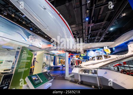 WASHINGTON DC — la galerie Thomas W. Haas We All Fly du National Air and Space Museum présente des avions importants de l'histoire de l'aviation générale. L'exposition comprend le deuxième prototype Lear Jet 23 (N802L) qui a volé 1 127 heures comme avion d'essai. Un Cirrus SR22 de 2003 (N266CD) représente une étape importante en tant que premier avion monomoteur certifié avec un système avionique entièrement intégré à « panneau de verre ». Banque D'Images
