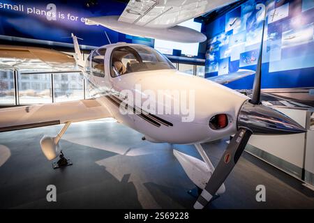 WASHINGTON DC — le Cirrus SR22 (N266CD) de 2003, présenté à la galerie Thomas W. Haas We All Fly du National Air and Space Museum, représente une avancée significative dans la technologie de l'aviation générale. Cet avion est entré dans l'histoire en tant que premier avion monomoteur à recevoir la certification de la FAA avec un système avionique entièrement intégré à panneau de verre. Le cockpit numérique innovant du SR22 a aidé à établir de nouvelles normes pour l'instrumentation de l'aviation privée. Banque D'Images