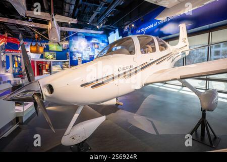 WASHINGTON DC — le Cirrus SR22 (N266CD) de 2003, présenté à la galerie Thomas W. Haas We All Fly du National Air and Space Museum, représente une avancée significative dans la technologie de l'aviation générale. Cet avion est entré dans l'histoire en tant que premier avion monomoteur à recevoir la certification de la FAA avec un système avionique entièrement intégré à panneau de verre. Le cockpit numérique innovant du SR22 a aidé à établir de nouvelles normes pour l'instrumentation de l'aviation privée. Banque D'Images