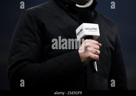 Milan, Italie. 15 janvier 2025. Un microphon portant le logo d'Abu Dhabi Sports TV est détenu par un journaliste avant le match de Serie A entre le FC Internazionale et le Bologna FC. Crédit : Nicolò Campo/Alamy Live News Banque D'Images