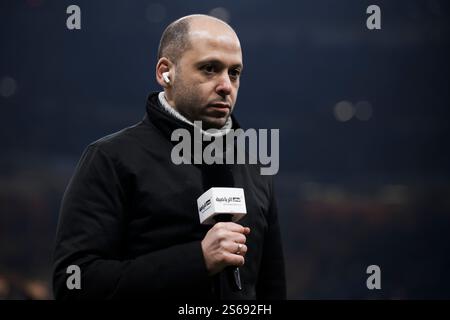 Milan, Italie. 15 janvier 2025. Ahmed Sabry, reporter de Abu Dhabi Sports TV, regarde avant le match de football Serie A entre le FC Internazionale et le Bologna FC. Crédit : Nicolò Campo/Alamy Live News Banque D'Images