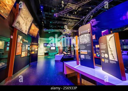 Musée de l'air et de l'espace Smithsonian National Mall | WASHINGTON D.C., États-Unis — Une maquette d'engin spatial est suspendue au-dessus de panneaux sur le volcanisme et la tectonique dans la galerie Exploring the Planets du National Air and Space Museum, dans le cadre d'une exposition sur les forces géologiques qui façonnent les planètes et les lunes. La galerie s'appuie sur des recherches du Centre d'études de la Terre et des planètes du musée pour comparer l'activité volcanique et tectonique à travers le système solaire. Banque D'Images