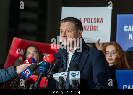 Rafal Trzaskowski, maire de Varsovie, regarde pendant une conférence de presse. Rafal Trzaskowski, candidat de la coalition civique (Koalicja Obywatelska) à la présidence, a officiellement lancé sa campagne électorale en tenant une conférence de presse près d'une station de métro à Varsovie. TRZASKOWSKI a souligné l'importance de l'intégration de l'Ukraine à l'OTAN et à l'Union européenne, déclarant : « quiconque affirme que l'Ukraine ne devrait pas faire partie de l'OTAN soutient en fait Poutine. Poutine vise à convaincre l'Europe que l'Ukraine n'appartient ni à l'OTAN ni à l'UE, ce qui constituerait une menace pour les citoyens polonais." L'état Banque D'Images