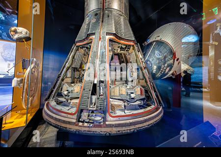 Musée de l'air et de l'espace Smithsonian National Mall | WASHINGTON D.C., États-Unis — Une vue frontale du vaisseau spatial découpé Gemini VII au musée national de l'air et de l'espace Smithsonian montre ses canapés d'astronautes jumeaux et ses tableaux de bord denses. Construite par McDonnell Aircraft, la capsule transportait Frank Borman et James Lovell lors d'une mission de 14 jours en décembre 1965 qui testait les limites d'endurance du vol spatial habité. Banque D'Images